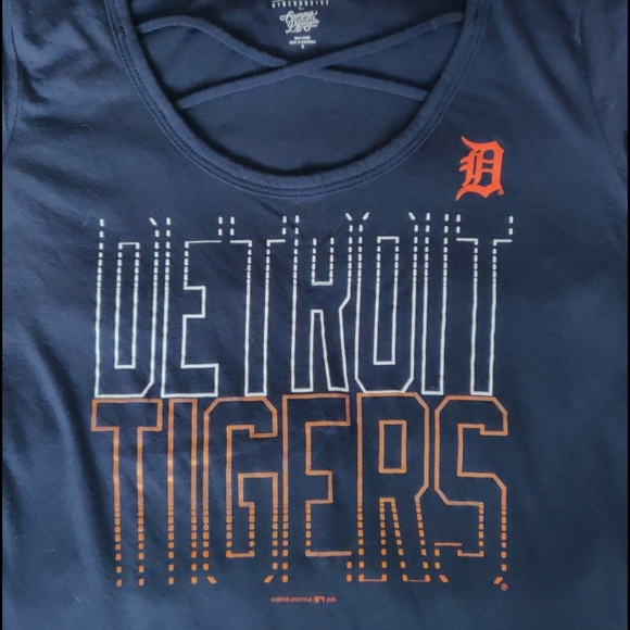 🎉HP🎉 EUC Detroit Tigers criss cross t-shirt - Picture 2 of 5